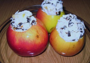 Baked apples with cheese and hazelnuts