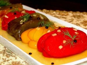 Preserved sweet pepper with spicy seasoning