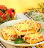 Potaptsi (open sandwiches) with tomatoes