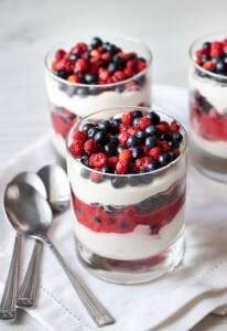 Strawberry dessert with currant