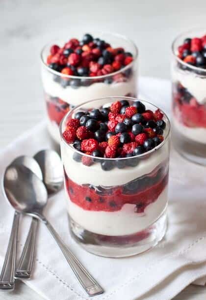 Cream jelly with strawberries and currants