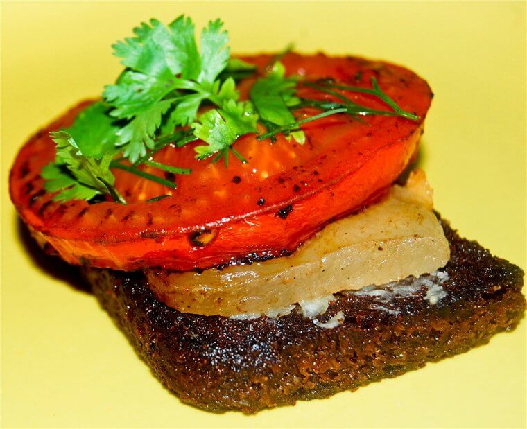 Sandwich with tomato and fried salo