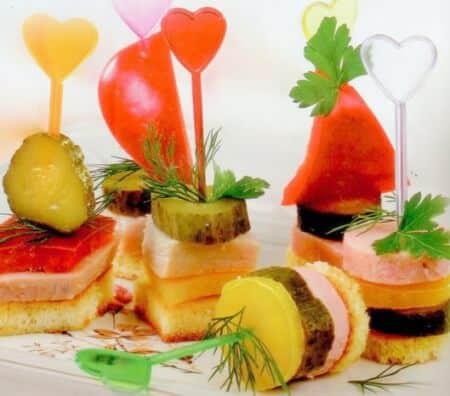 Canapé with ham and vegetable