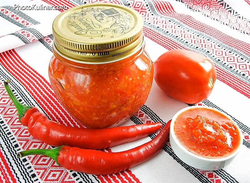 Tomato, bell pepper, and chili pepper sauce