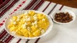 Maize grits with salty cheese