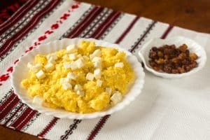 Maize grits with salty cheese