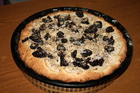 Pie with raisins and prunes