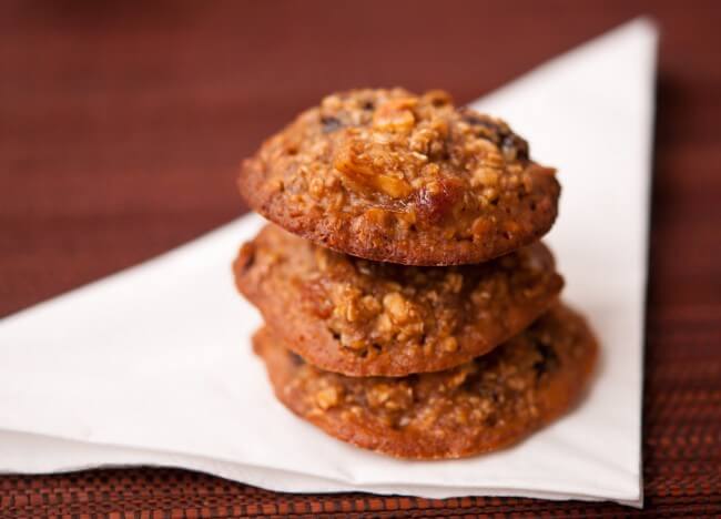 Honey oatmeal cookies with dried fruits
