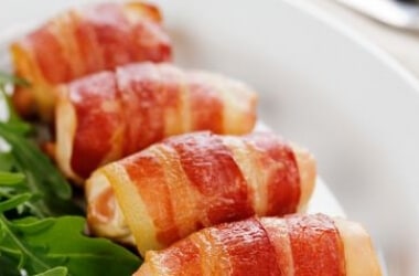 Bacon-wrapped chicken rolls with pear