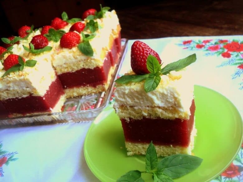Cake with strawberry and cream filling