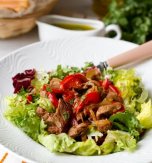 Warm salad with piquant beef and bell pepper