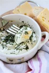 Baked eggs with cream and dill