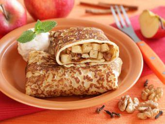 Apple filled pancakes with lemon flavor
