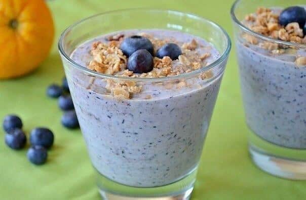 Banana blueberry smoothie with cornflakes