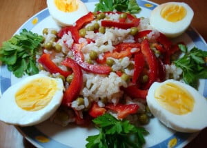 Pepper, green peas and rice salad