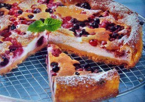 Strawberry and currant tart
