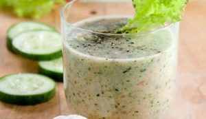 Cucumber, parsley, and lettuce smoothie