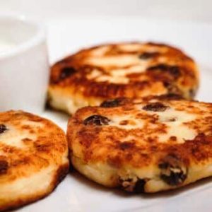 Cheese pancakes with raisins and lemon zest