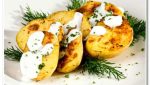 Roasted potatoes with garlic sauce