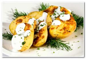 Roasted potatoes with garlic sauce