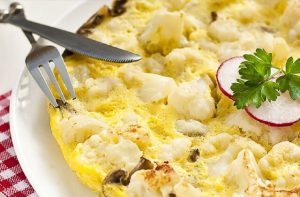 Omelette with cauliflower and mushrooms