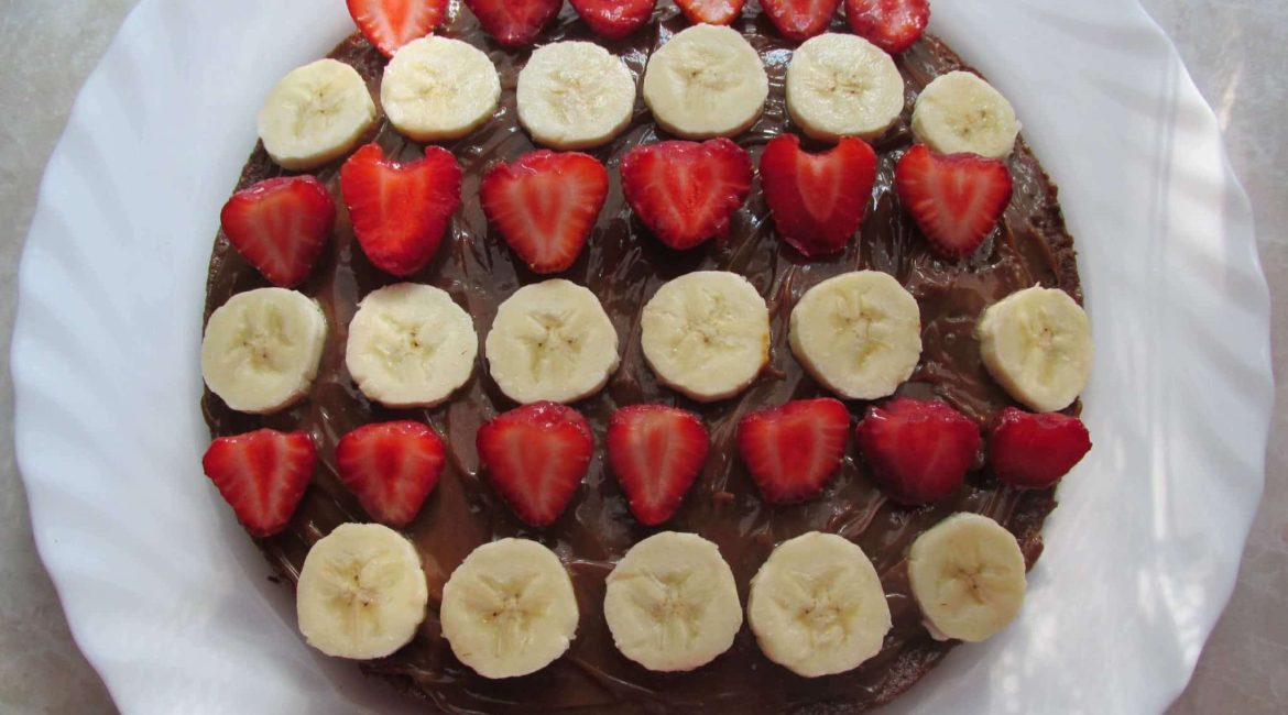 Chocolate cake with strawberries and banana