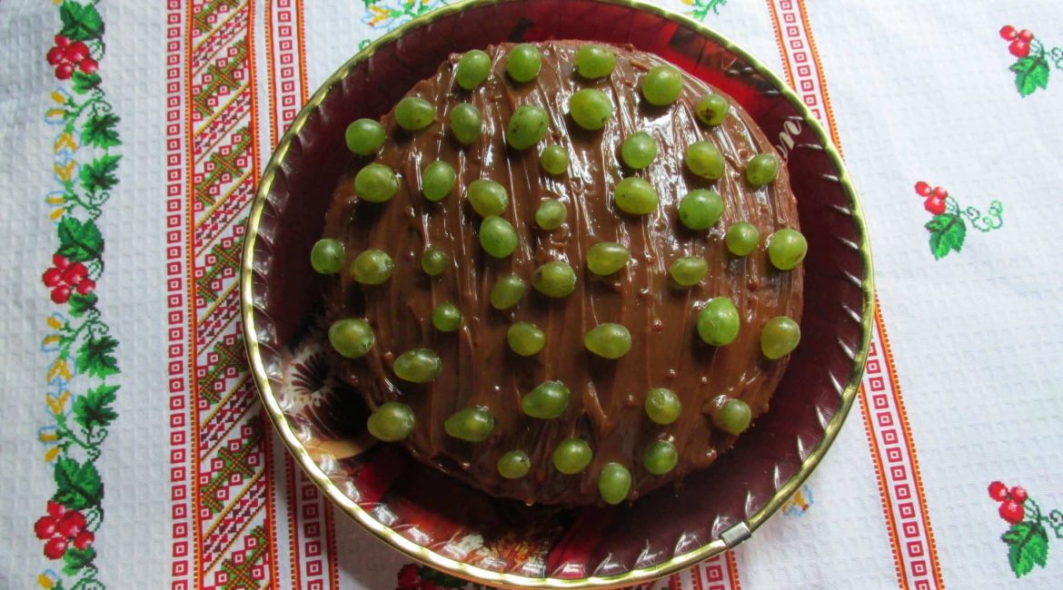 Cocoa cake with grapes