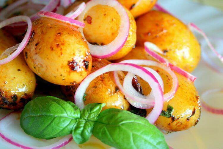 Fried potatoes served with red onion