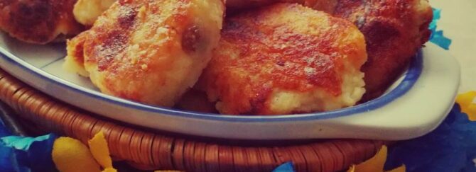 Cheese pancakes with semolina and apples