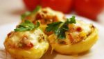 Potatoes stuffed with smoked chicken and vegetables