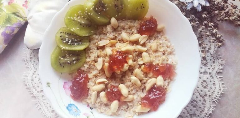 Oatmeal with dried fruit and nuts