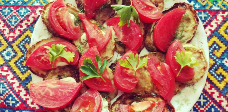 Fried zucchini with tomatoes – your perfect summer snack