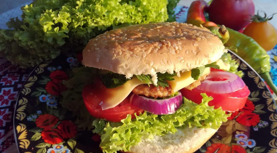 Burger with turkey and vegetables