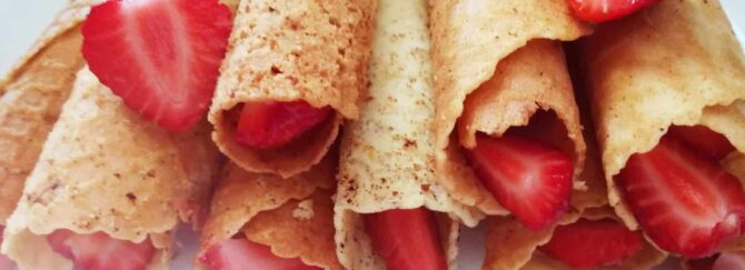 Crunchy delicacy – Wafer tubes with caramelized milk and strawberries
