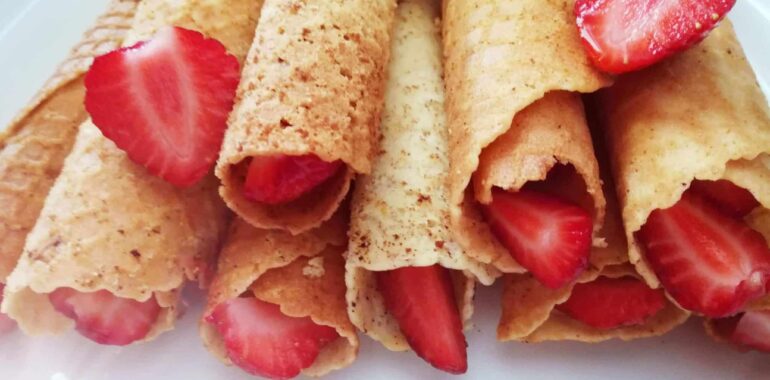 Crunchy delicacy – Wafer tubes with caramelized milk and strawberries