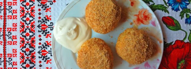 Sweet cheese balls with breadcrumbs (Ukrainian hombovtsi)