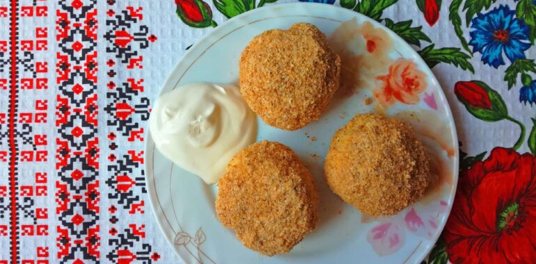Sweet cheese balls with breadcrumbs (Ukrainian hombovtsi)