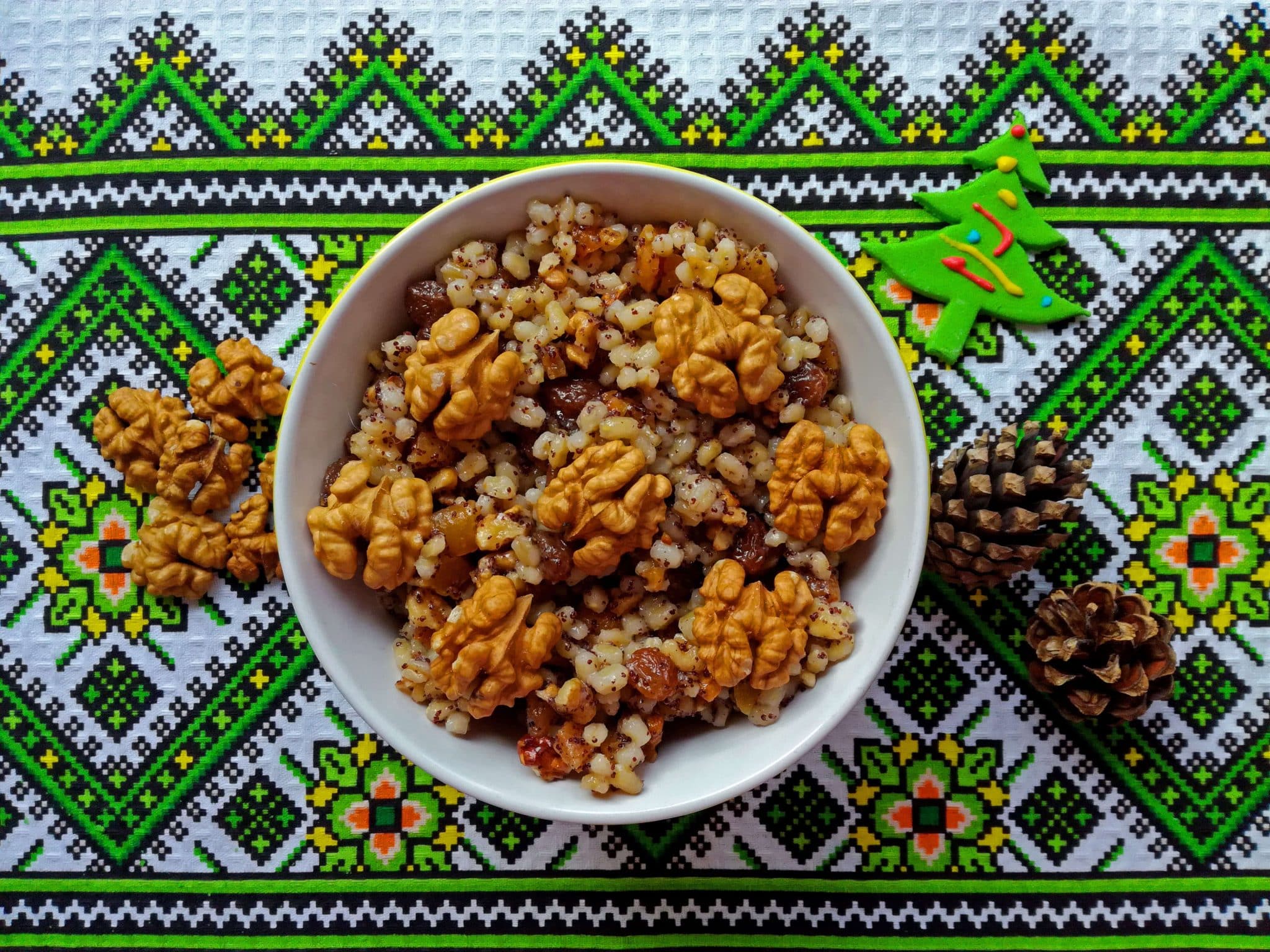 Sweet grain pudding with honey and walnuts